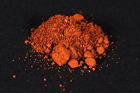 Poudre d'ocre de couleur orang&eacute;e.